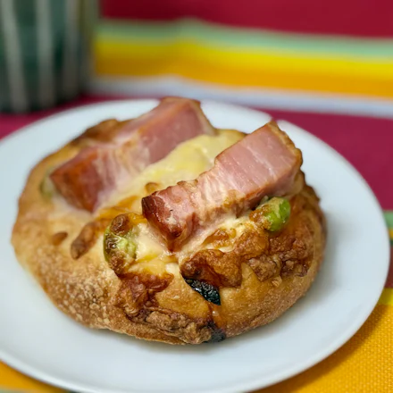 【横須賀】具材たっぷり食事系パンが人気!名物「ベーコーン」誕生の秘密とは?|つきパン